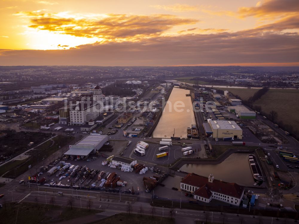 Luftaufnahme Dresden - Kaianlagen und Schiffs- Anlegestellen am Hafenbecken des Binnenhafen Alberthafen in Dresden im Bundesland Sachsen, Deutschland