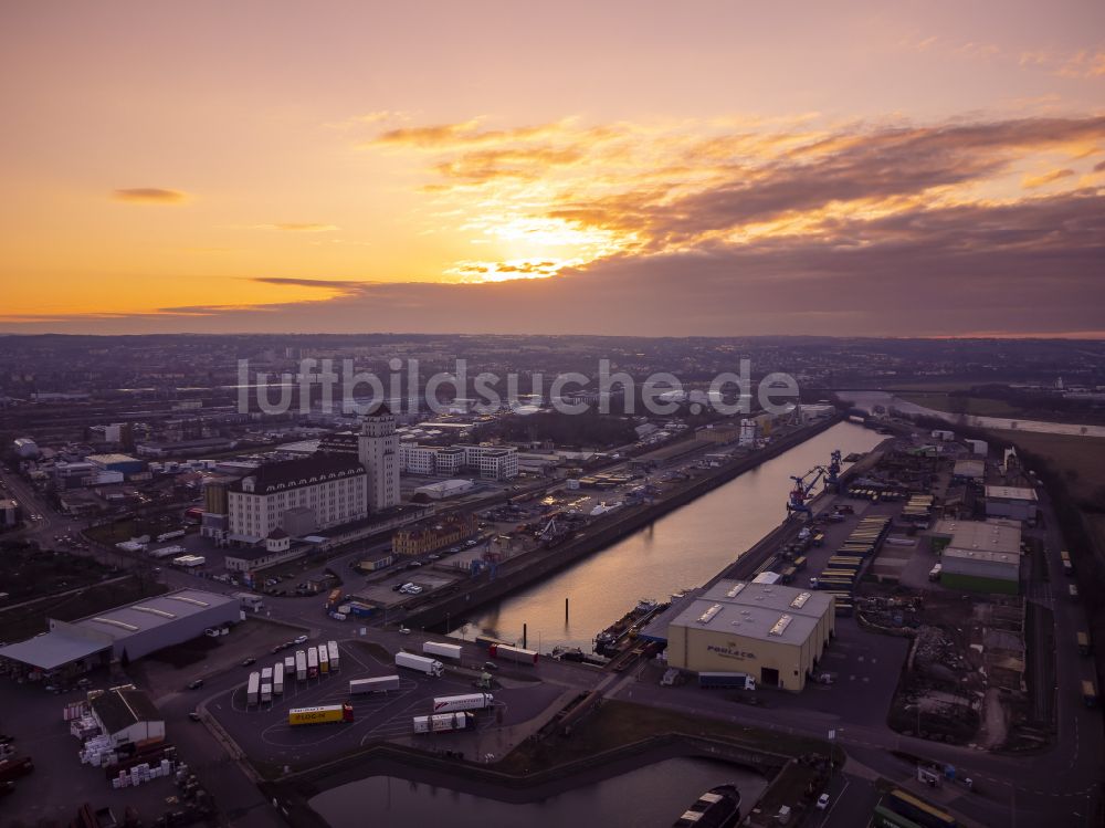 Dresden von oben - Kaianlagen und Schiffs- Anlegestellen am Hafenbecken des Binnenhafen Alberthafen in Dresden im Bundesland Sachsen, Deutschland