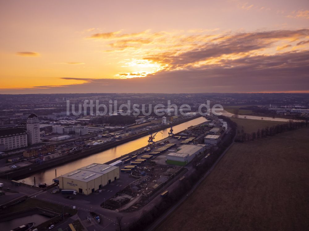 Dresden aus der Vogelperspektive: Kaianlagen und Schiffs- Anlegestellen am Hafenbecken des Binnenhafen Alberthafen in Dresden im Bundesland Sachsen, Deutschland