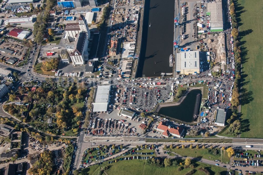 Luftbild Dresden - Kaianlagen und Schiffs- Anlegestellen am Hafenbecken des Binnenhafen Alberthafen im Ortsteil Friedrichstadt in Dresden im Bundesland Sachsen, Deutschland