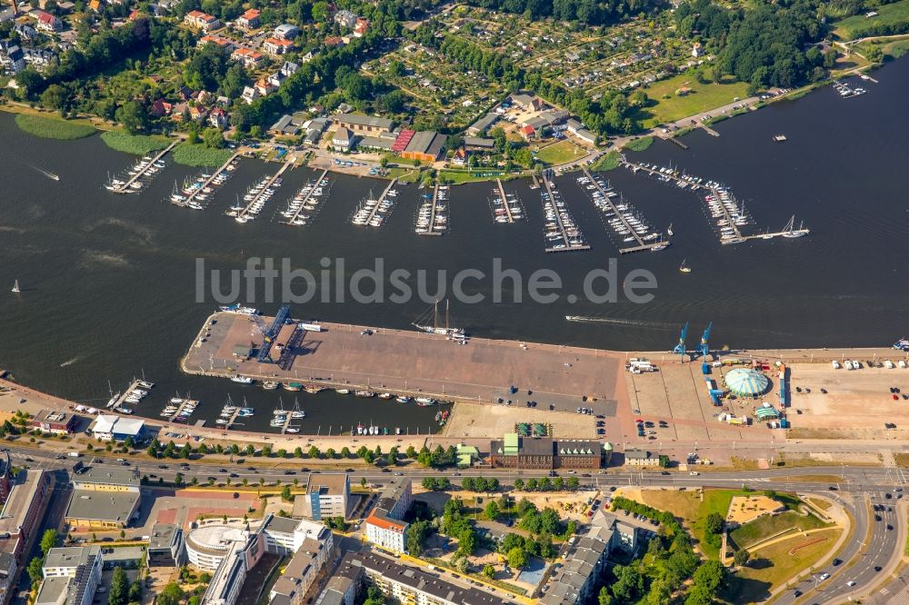 Luftaufnahme Rostock - Kaianlagen und Schiffs- Anlegestellen am Hafenbecken des Binnenhafen Altstadt im Ortsteil Mitte in Rostock im Bundesland Mecklenburg-Vorpommern