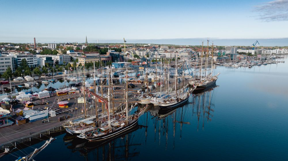 Luftbild Rostock - Kaianlagen und Schiffs- Anlegestellen am Hafenbecken des Binnenhafen Altstadt im Ortsteil Mitte in Rostock im Bundesland Mecklenburg-Vorpommern