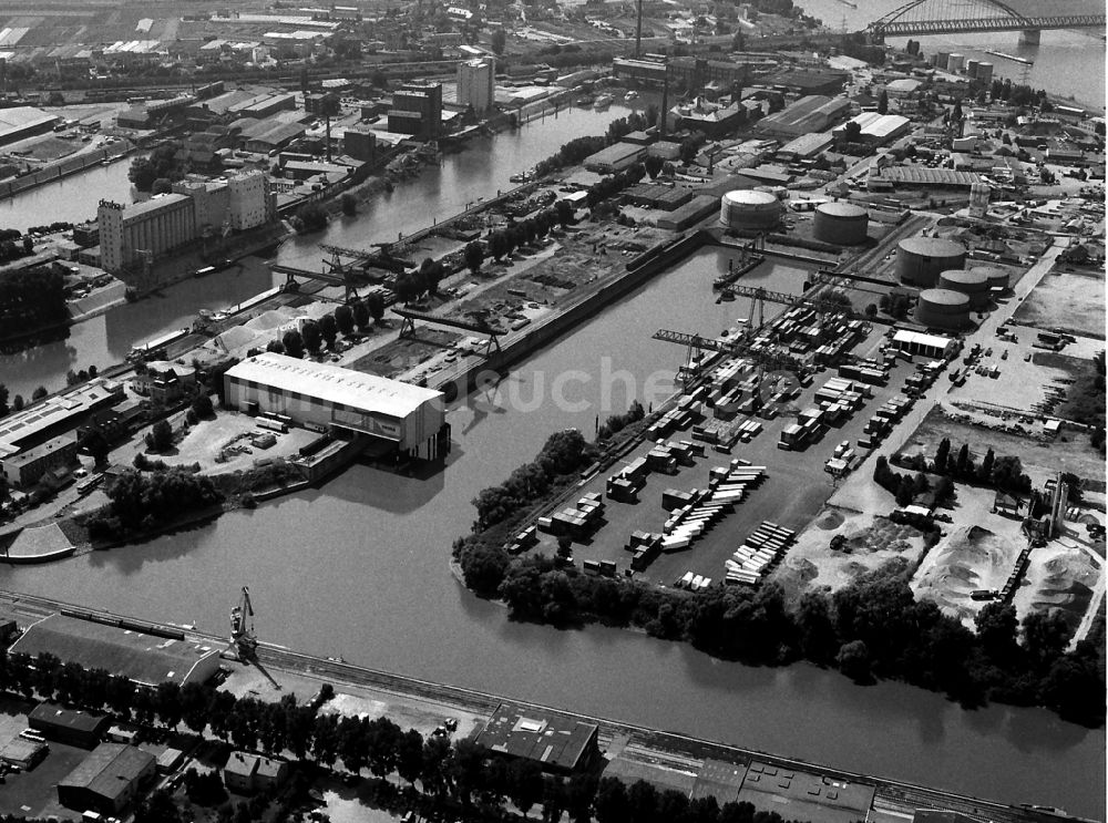 Düsseldorf aus der Vogelperspektive: Kaianlagen und Schiffs- Anlegestellen am Hafenbecken des Binnenhafen - Becken Lausward II in Düsseldorf im Bundesland Nordrhein-Westfalen, Deutschland