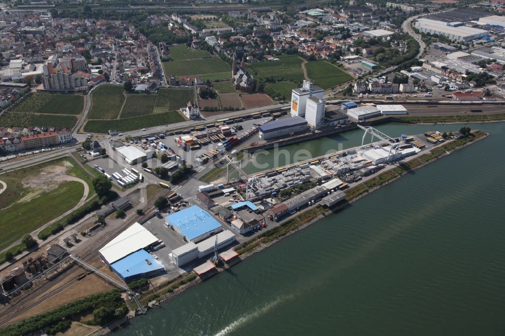 Worms von oben - Kaianlagen und Schiffs- Anlegestellen am Hafenbecken des Binnenhafen im Bereich der Hafenstraße in Worms im Bundesland Rheinland-Pfalz, Deutschland