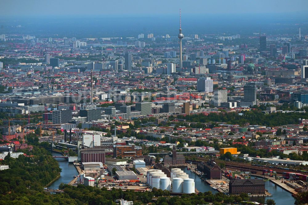 Berlin von oben - Kaianlagen und Schiffs- Anlegestellen am Hafenbecken des Binnenhafen Berliner Westhafen in Berlin, Deutschland