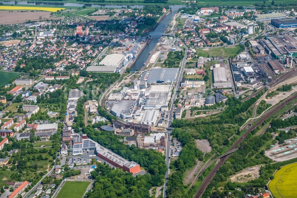 Riesa aus der Vogelperspektive: Kaianlagen und Schiffs- Anlegestellen am Hafenbecken des Binnenhafen Döllnitz in Riesa im Bundesland Sachsen, Deutschland