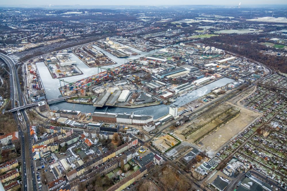 Dortmund von oben - Kaianlagen und Schiffs- Anlegestellen am Hafenbecken des Binnenhafen in Dortmund im Bundesland Nordrhein-Westfalen, Deutschland