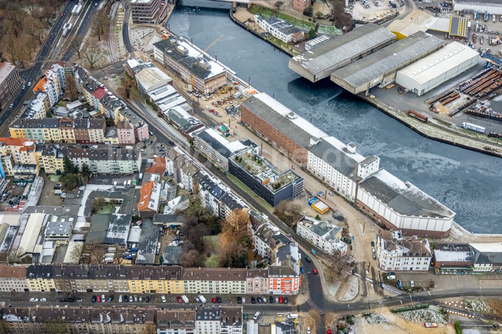 Dortmund aus der Vogelperspektive: Kaianlagen und Schiffs- Anlegestellen am Hafenbecken des Binnenhafen in Dortmund im Bundesland Nordrhein-Westfalen, Deutschland