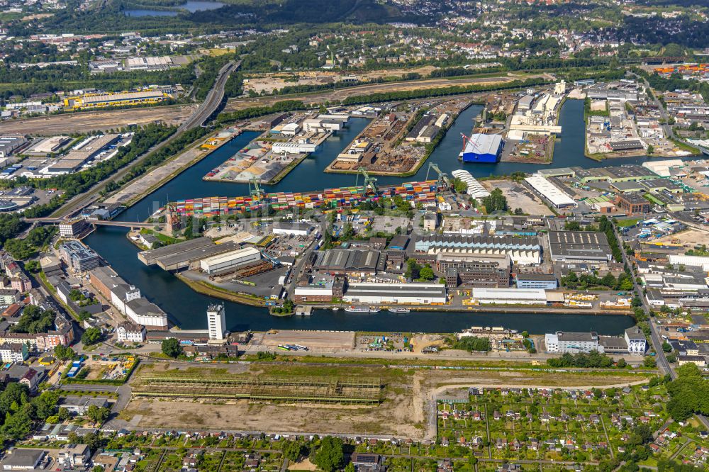 Dortmund von oben - Kaianlagen und Schiffs- Anlegestellen am Hafenbecken des Binnenhafen in Dortmund im Bundesland Nordrhein-Westfalen, Deutschland