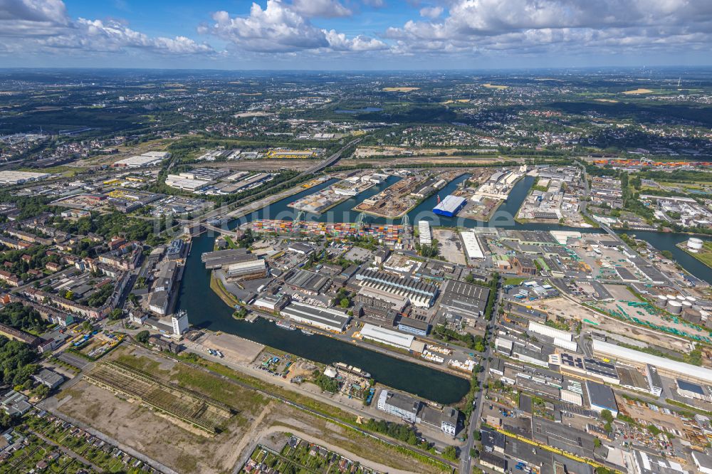 Dortmund aus der Vogelperspektive: Kaianlagen und Schiffs- Anlegestellen am Hafenbecken des Binnenhafen in Dortmund im Bundesland Nordrhein-Westfalen, Deutschland