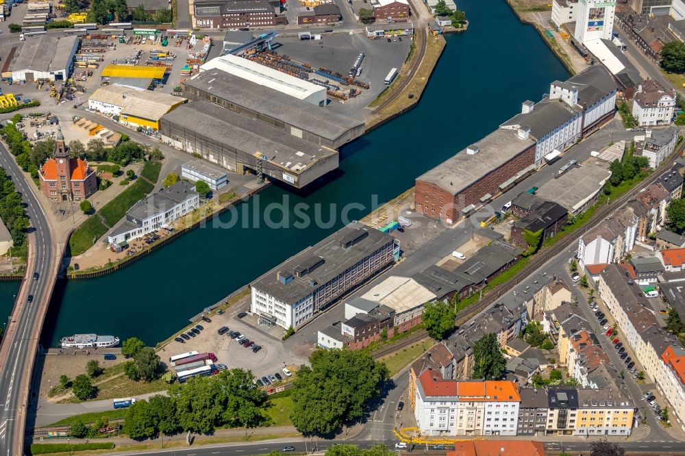 Dortmund von oben - Kaianlagen und Schiffs- Anlegestellen am Hafenbecken des Binnenhafen Dortmunder Hafen AG an der Speicherstraße in Dortmund im Bundesland Nordrhein-Westfalen, Deutschland