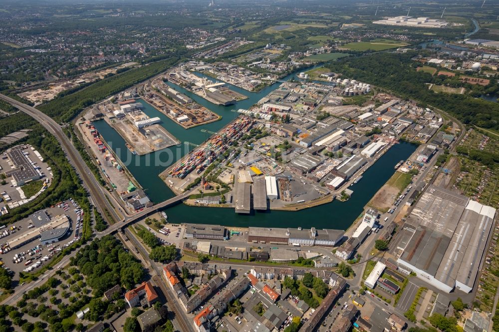 Dortmund aus der Vogelperspektive: Kaianlagen und Schiffs- Anlegestellen am Hafenbecken des Binnenhafen Dortmunder Hafen AG an der Speicherstraße in Dortmund im Bundesland Nordrhein-Westfalen, Deutschland