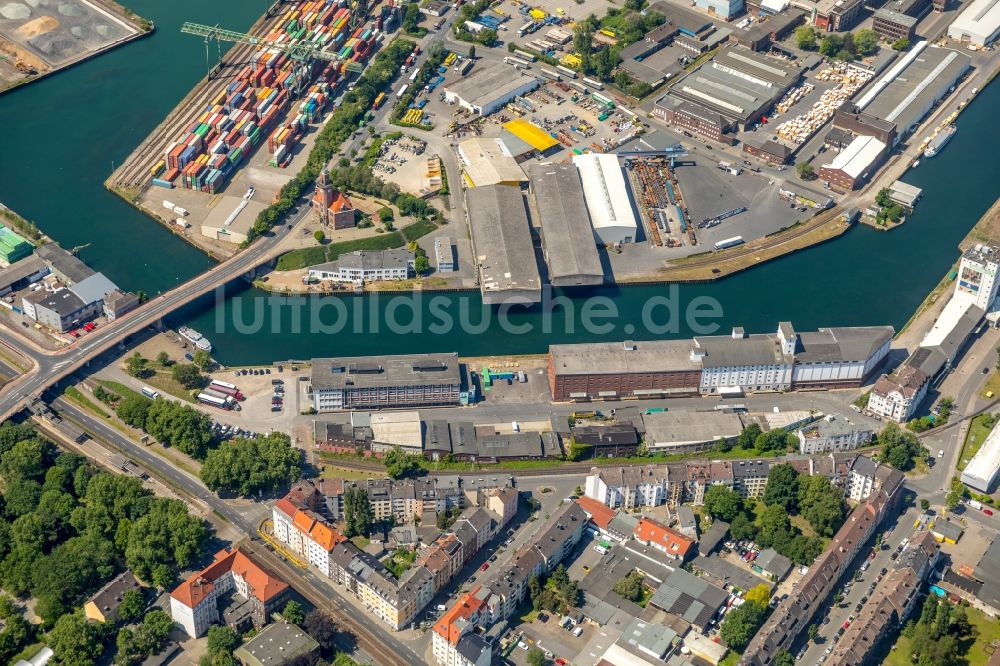 Dortmund aus der Vogelperspektive: Kaianlagen und Schiffs- Anlegestellen am Hafenbecken des Binnenhafen Dortmunder Hafen AG an der Speicherstraße in Dortmund im Bundesland Nordrhein-Westfalen, Deutschland