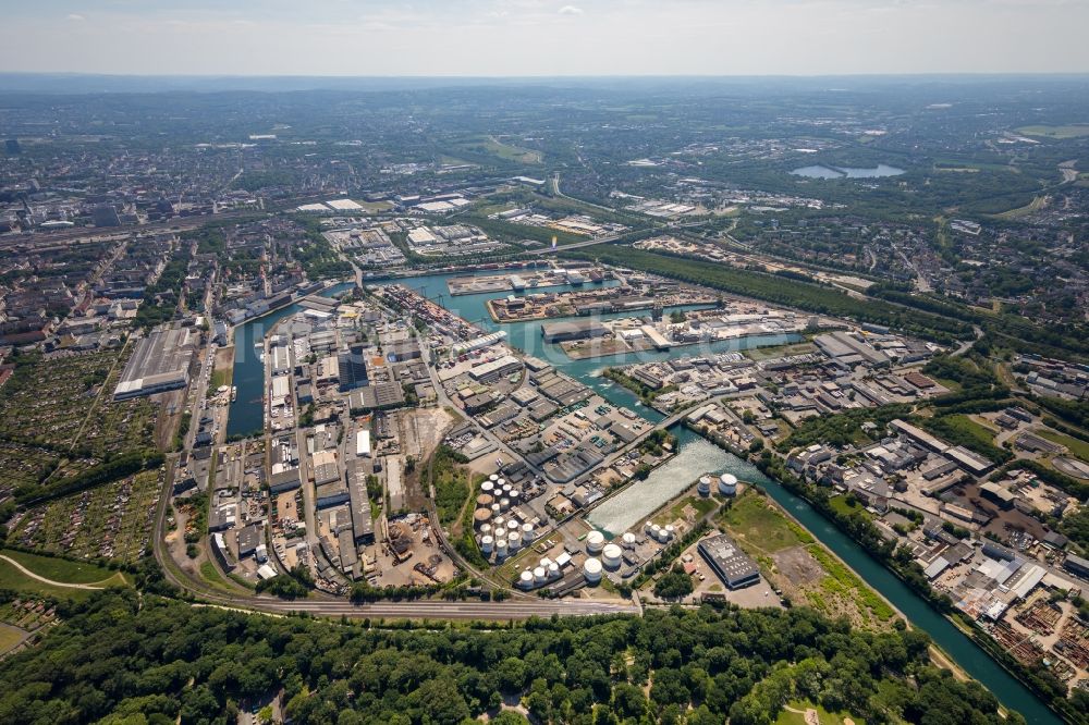 Dortmund von oben - Kaianlagen und Schiffs- Anlegestellen am Hafenbecken des Binnenhafen Dortmunder Hafen AG an der Speicherstraße in Dortmund im Bundesland Nordrhein-Westfalen, Deutschland