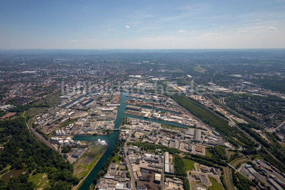 Dortmund aus der Vogelperspektive: Kaianlagen und Schiffs- Anlegestellen am Hafenbecken des Binnenhafen Dortmunder Hafen AG an der Speicherstraße in Dortmund im Bundesland Nordrhein-Westfalen, Deutschland