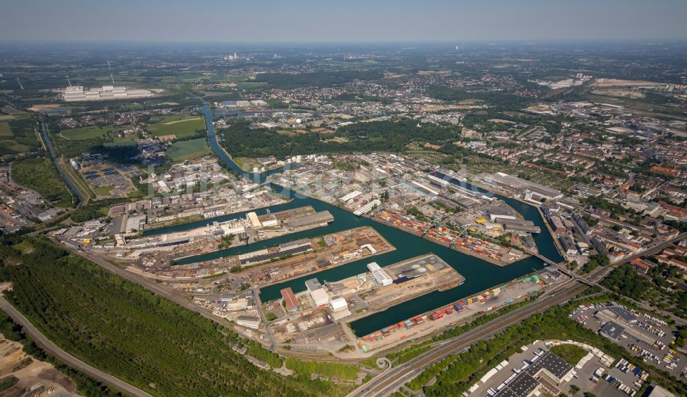 Dortmund von oben - Kaianlagen und Schiffs- Anlegestellen am Hafenbecken des Binnenhafen Dortmunder Hafen AG an der Speicherstraße in Dortmund im Bundesland Nordrhein-Westfalen, Deutschland