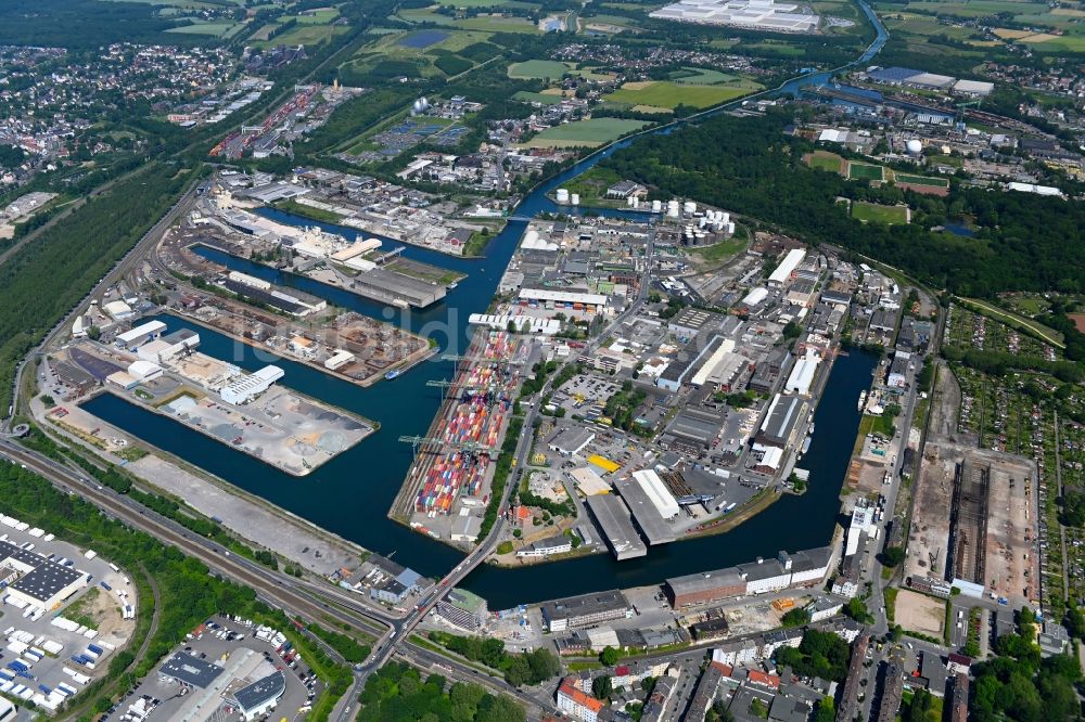 Dortmund von oben - Kaianlagen und Schiffs- Anlegestellen am Hafenbecken des Binnenhafen Dortmunder Hafen AG an der Speicherstraße in Dortmund im Bundesland Nordrhein-Westfalen, Deutschland