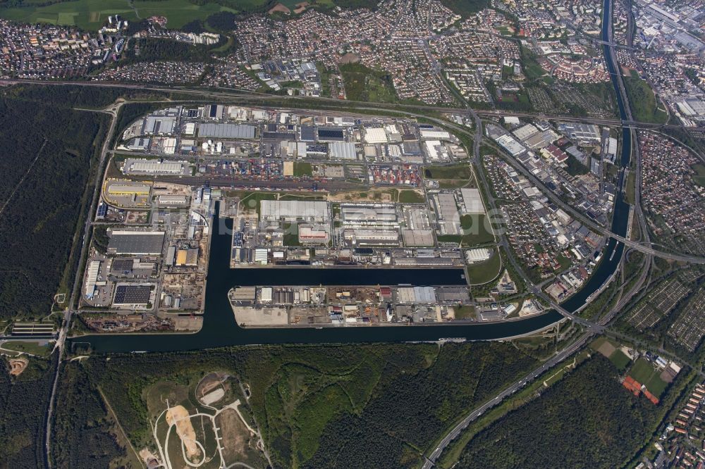 Nürnberg von oben - Kaianlagen und Schiffs- Anlegestellen am Hafenbecken des Binnenhafen Güterverkehr-Hafen Nürnberg entlang der Hamburger Straße in Nürnberg im Bundesland Bayern