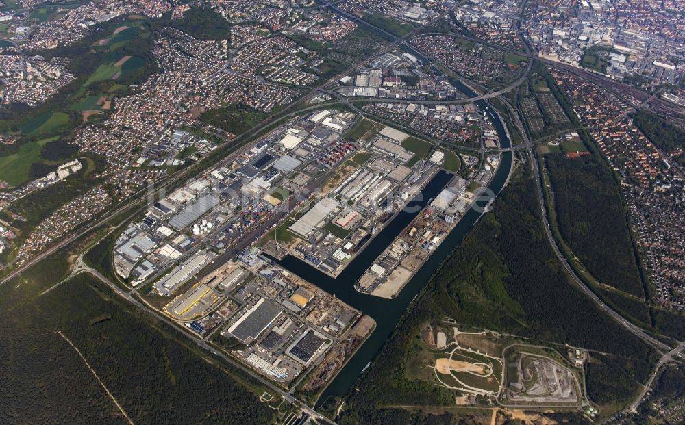 Nürnberg aus der Vogelperspektive: Kaianlagen und Schiffs- Anlegestellen am Hafenbecken des Binnenhafen Güterverkehr-Hafen Nürnberg entlang der Hamburger Straße in Nürnberg im Bundesland Bayern