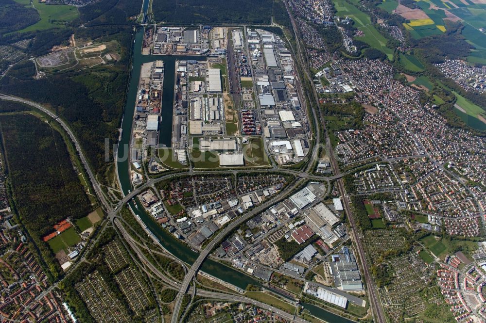 Luftaufnahme Nürnberg - Kaianlagen und Schiffs- Anlegestellen am Hafenbecken des Binnenhafen Güterverkehr-Hafen Nürnberg entlang der Hamburger Straße in Nürnberg im Bundesland Bayern