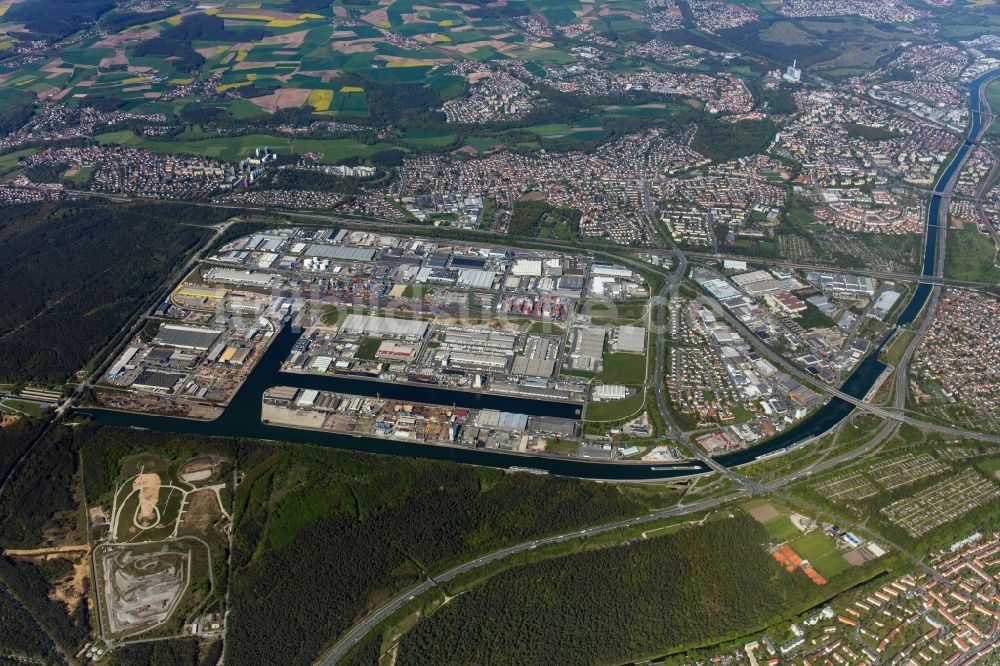 Nürnberg aus der Vogelperspektive: Kaianlagen und Schiffs- Anlegestellen am Hafenbecken des Binnenhafen Güterverkehr-Hafen Nürnberg entlang der Hamburger Straße in Nürnberg im Bundesland Bayern