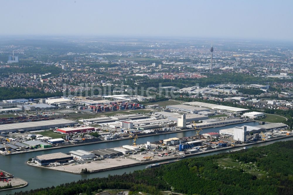 Nürnberg von oben - Kaianlagen und Schiffs- Anlegestellen am Hafenbecken des Binnenhafen Güterverkehr-Hafen Nürnberg in Nürnberg im Bundesland Bayern, Deutschland