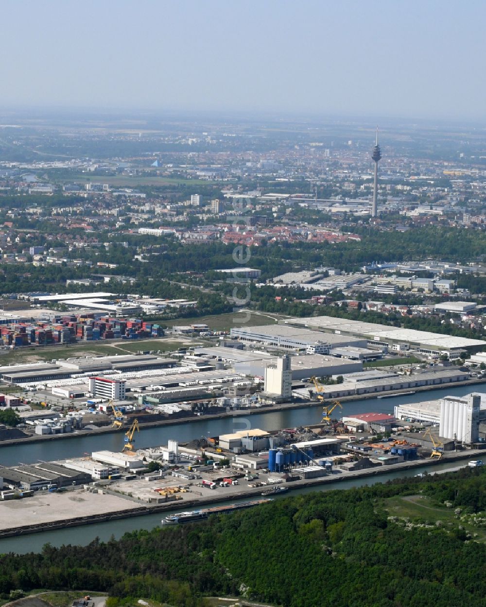 Nürnberg aus der Vogelperspektive: Kaianlagen und Schiffs- Anlegestellen am Hafenbecken des Binnenhafen Güterverkehr-Hafen Nürnberg in Nürnberg im Bundesland Bayern, Deutschland