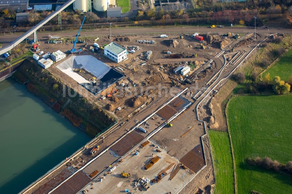 Voerde (Niederrhein) aus der Vogelperspektive: Kaianlagen und Schiffs- Anlegestellen am Hafenbecken des Binnenhafen Hafen Emmelsum - Hafenbüro Schleusenstraße im Ortsteil Spellen in Voerde (Niederrhein) im Bundesland Nordrhein-Westfalen