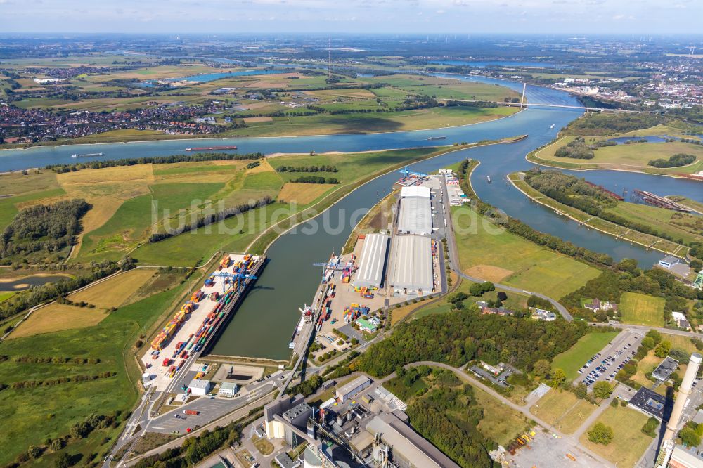 Voerde (Niederrhein) aus der Vogelperspektive: Kaianlagen und Schiffs- Anlegestellen am Hafenbecken des Binnenhafen Hafen Emmelsum - Hafenbüro Schleusenstraße im Ortsteil Spellen in Voerde (Niederrhein) im Bundesland Nordrhein-Westfalen