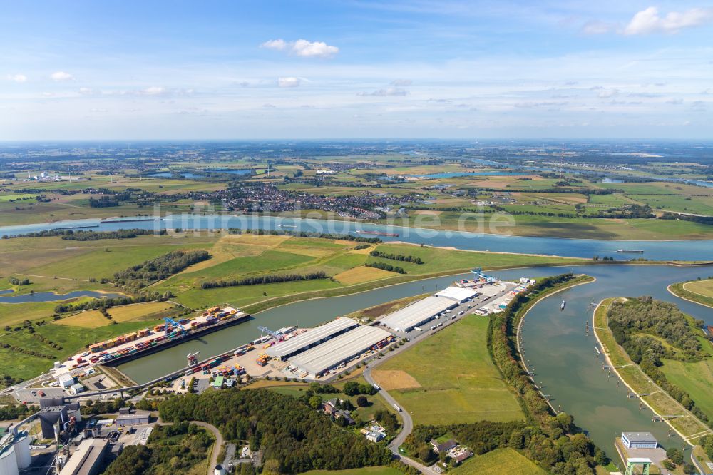 Luftbild Voerde (Niederrhein) - Kaianlagen und Schiffs- Anlegestellen am Hafenbecken des Binnenhafen Hafen Emmelsum - Hafenbüro Schleusenstraße im Ortsteil Spellen in Voerde (Niederrhein) im Bundesland Nordrhein-Westfalen