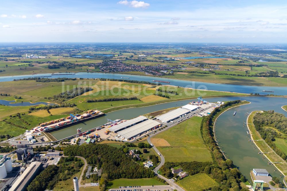 Luftaufnahme Voerde (Niederrhein) - Kaianlagen und Schiffs- Anlegestellen am Hafenbecken des Binnenhafen Hafen Emmelsum - Hafenbüro Schleusenstraße im Ortsteil Spellen in Voerde (Niederrhein) im Bundesland Nordrhein-Westfalen