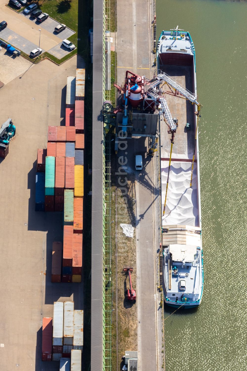 Voerde (Niederrhein) von oben - Kaianlagen und Schiffs- Anlegestellen am Hafenbecken des Binnenhafen Hafen Emmelsum - Hafenbüro Schleusenstraße im Ortsteil Spellen in Voerde (Niederrhein) im Bundesland Nordrhein-Westfalen