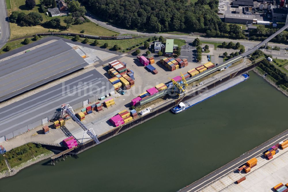 Luftaufnahme Spellen - Kaianlagen und Schiffs- Anlegestellen am Hafenbecken des Binnenhafen Hafen Emmelsum - Hafenbüro Schleusenstraße im Ortsteil Spellen in Voerde (Niederrhein) im Bundesland Nordrhein-Westfalen