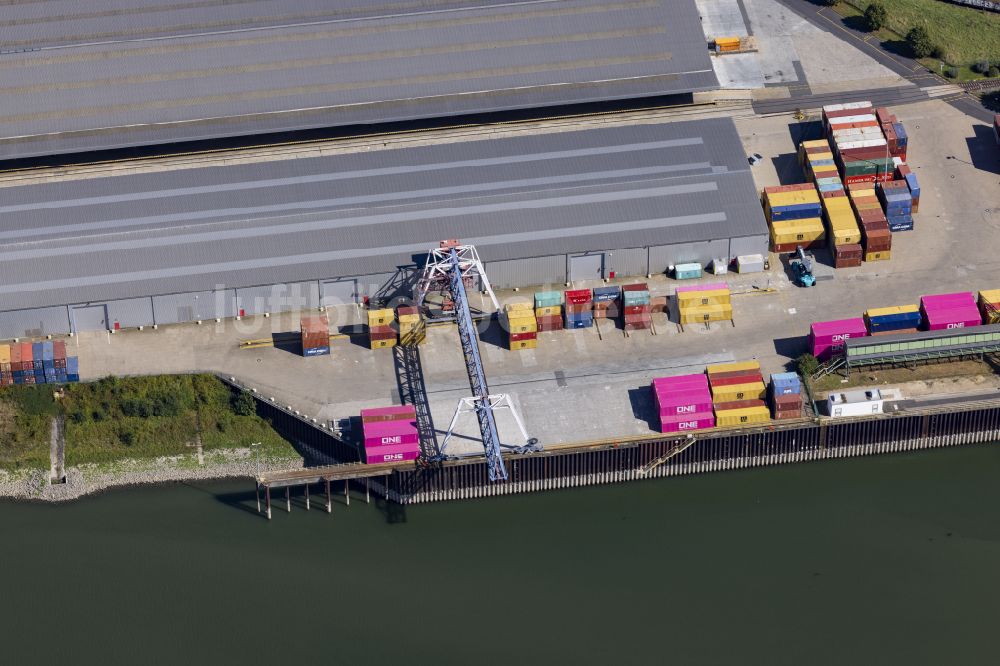 Spellen aus der Vogelperspektive: Kaianlagen und Schiffs- Anlegestellen am Hafenbecken des Binnenhafen Hafen Emmelsum - Hafenbüro Schleusenstraße im Ortsteil Spellen in Voerde (Niederrhein) im Bundesland Nordrhein-Westfalen