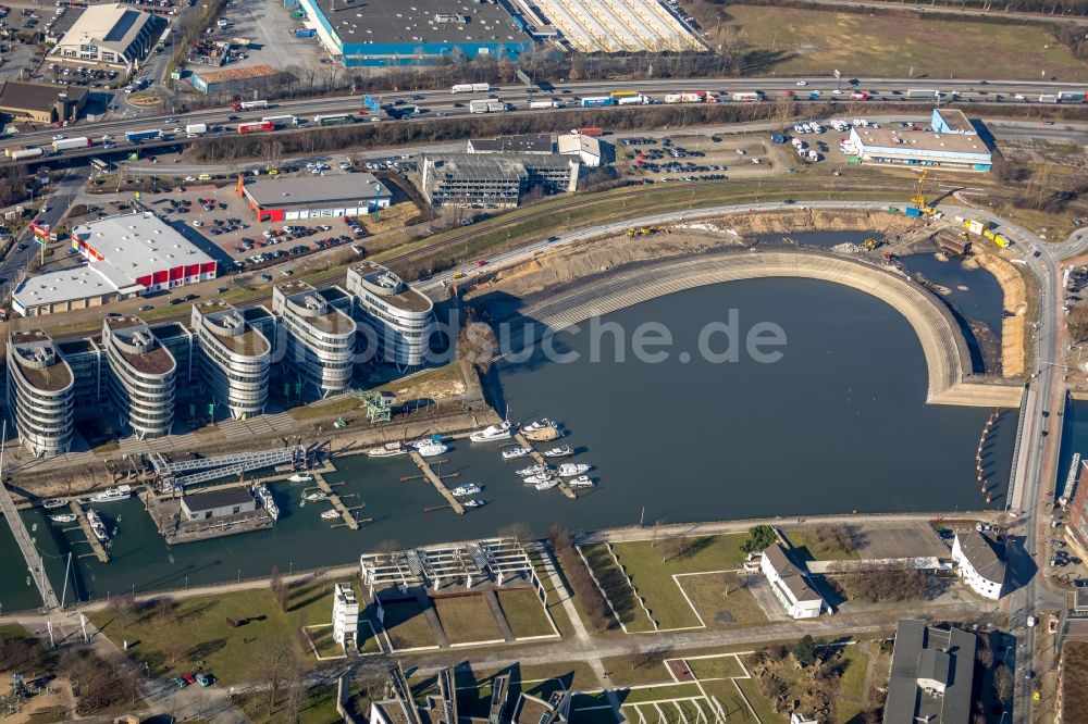 Luftaufnahme Duisburg - Kaianlagen und Schiffs- Anlegestellen am Hafenbecken des Binnenhafen Holzhafen im Innenhafen in Duisburg im Bundesland Nordrhein-Westfalen, Deutschland