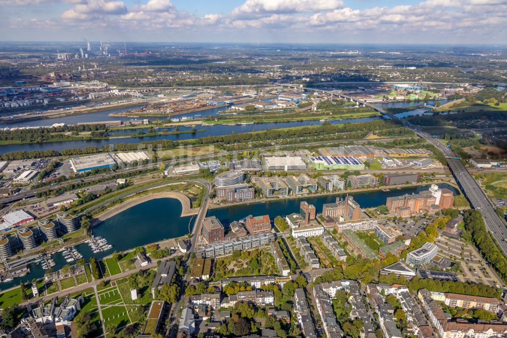 Luftbild Duisburg - Kaianlagen und Schiffs- Anlegestellen am Hafenbecken des Binnenhafen Holzhafen im Innenhafen im Ortsteil Kasslerfeld in Duisburg im Bundesland Nordrhein-Westfalen, Deutschland