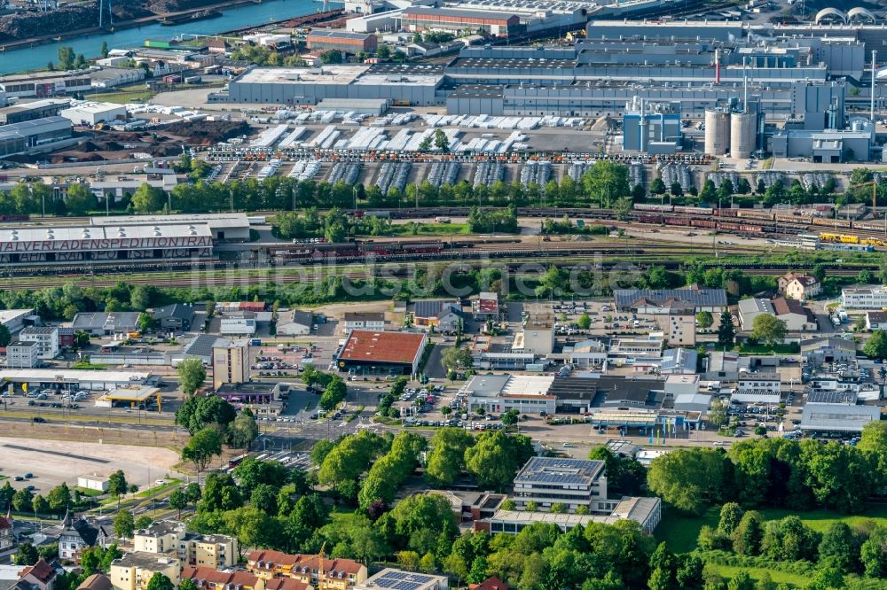 Luftaufnahme Kehl - Kaianlagen und Schiffs- Anlegestellen am Hafenbecken des Binnenhafen und Industriegebiet in Kehl im Bundesland Baden-Württemberg, Deutschland