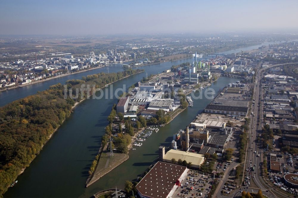 Mainz aus der Vogelperspektive: Kaianlagen und Schiffs- Anlegestellen am Hafenbecken des Binnenhafen Industriehafen im Ortsteil Neustadt in Mainz im Bundesland Rheinland-Pfalz, Deutschland