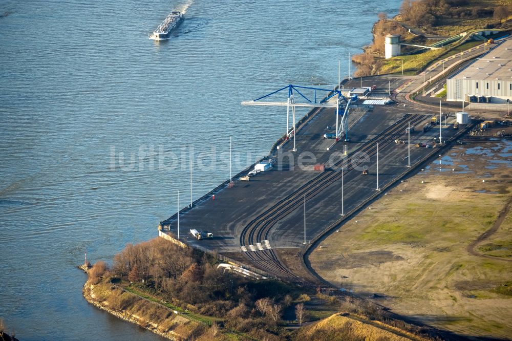 Luftbild Duisburg - Kaianlagen und Schiffs- Anlegestellen am Hafenbecken des Binnenhafen Logport VI am Ufer des Rhein in Duisburg im Bundesland Nordrhein-Westfalen, Deutschland