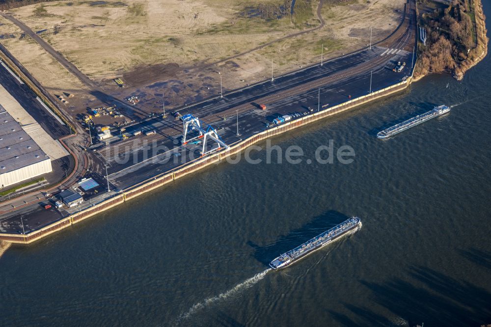 Luftaufnahme Duisburg - Kaianlagen und Schiffs- Anlegestellen am Hafenbecken des Binnenhafen Logport VI am Ufer des Rhein in Duisburg im Bundesland Nordrhein-Westfalen, Deutschland