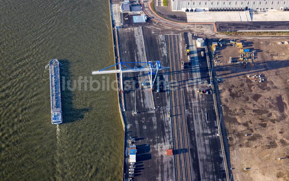 Duisburg von oben - Kaianlagen und Schiffs- Anlegestellen am Hafenbecken des Binnenhafen Logport VI am Ufer des Rhein in Duisburg im Bundesland Nordrhein-Westfalen, Deutschland