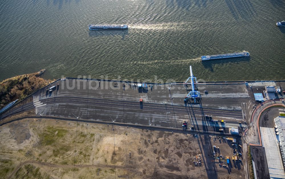 Duisburg aus der Vogelperspektive: Kaianlagen und Schiffs- Anlegestellen am Hafenbecken des Binnenhafen Logport VI am Ufer des Rhein in Duisburg im Bundesland Nordrhein-Westfalen, Deutschland