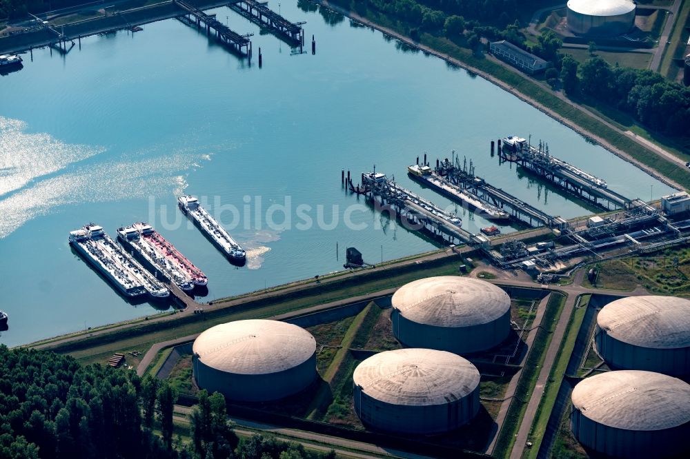 Luftbild Karlsruhe - Kaianlagen und Schiffs- Anlegestellen am Hafenbecken des Binnenhafen Oelhafen in Karlsruhe im Bundesland Baden-Württemberg, Deutschland