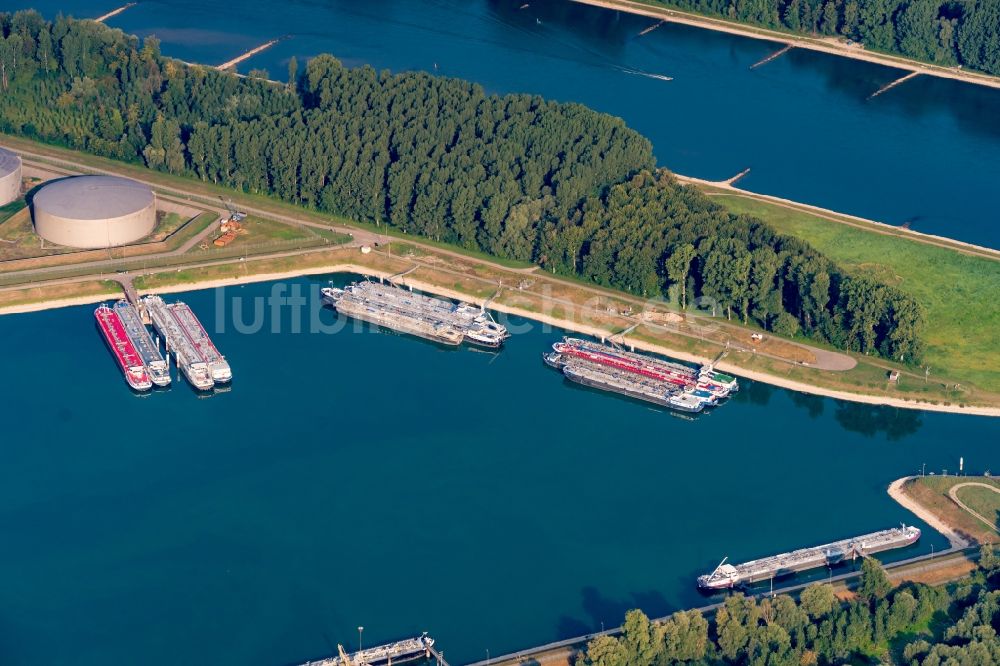 Karlsruhe von oben - Kaianlagen und Schiffs- Anlegestellen am Hafenbecken des Binnenhafen Oelhafen Karlsruhe in Karlsruhe im Bundesland Baden-Württemberg, Deutschland