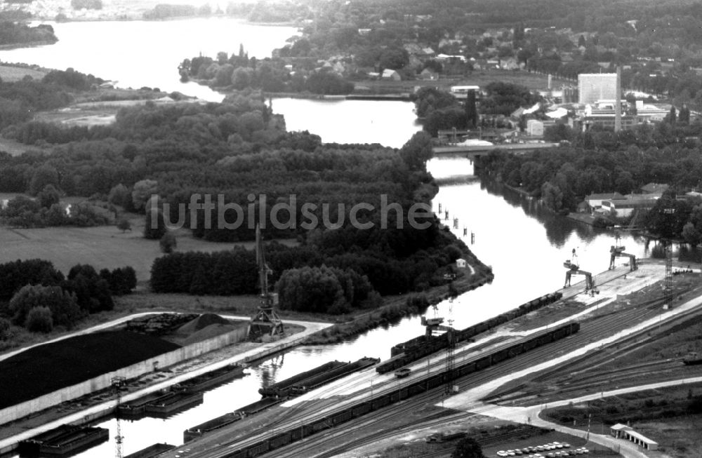 Luftbild Königs Wusterhausen - Kaianlagen und Schiffs- Anlegestellen am Hafenbecken des Binnenhafen im Ortsteil Niederlehme in Königs Wusterhausen im Bundesland Brandenburg, Deutschland