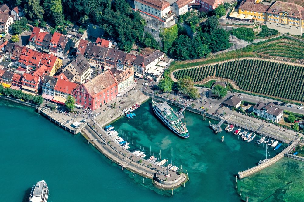 Meersburg von oben - Kaianlagen und Schiffs- Anlegestellen am Hafenbecken des Binnenhafen Personenschiffe am Bodensee in Meersburg im Bundesland Baden-Württemberg, Deutschland