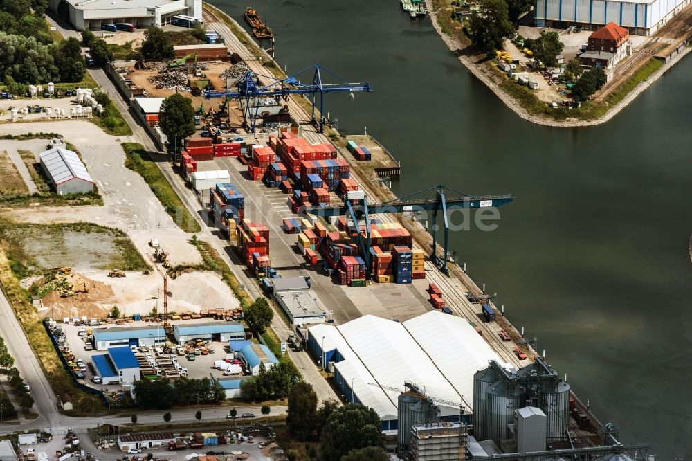 Karlsruhe aus der Vogelperspektive: Kaianlagen und Schiffs- Anlegestellen am Hafenbecken des Binnenhafen Reihnhafen in Karlsruhe im Bundesland Baden-Württemberg, Deutschland