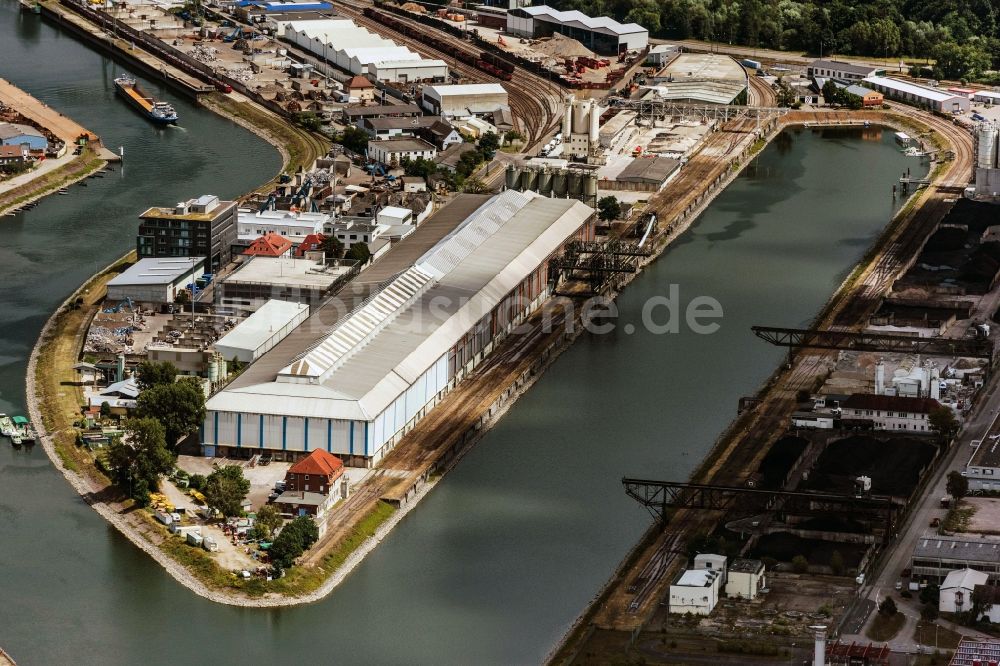 Luftbild Karlsruhe - Kaianlagen und Schiffs- Anlegestellen am Hafenbecken des Binnenhafen Reihnhafen in Karlsruhe im Bundesland Baden-Württemberg, Deutschland