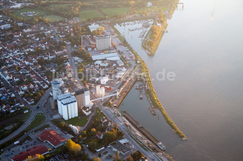 Luftbild Gernsheim - Kaianlagen und Schiffs- Anlegestellen am Hafenbecken des Binnenhafen des Rhein mit dem Anker Denkmal Gernsheim in Gernsheim im Bundesland Hessen, Deutschland