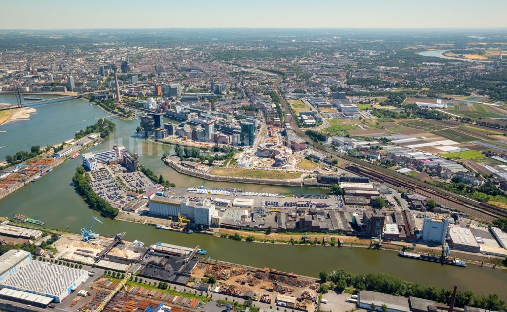 Düsseldorf von oben - Kaianlagen und Schiffs- Anlegestellen am Hafenbecken des Binnenhafen des Rhein in Düsseldorf im Bundesland Nordrhein-Westfalen, Deutschland